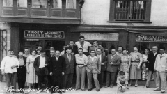 Grupo de personas en la pastelería(hacia los años 50)